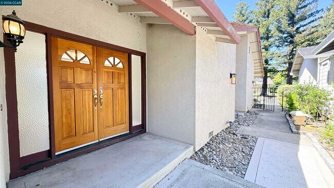 Building Photo - 750 N Paradise Valley Ct