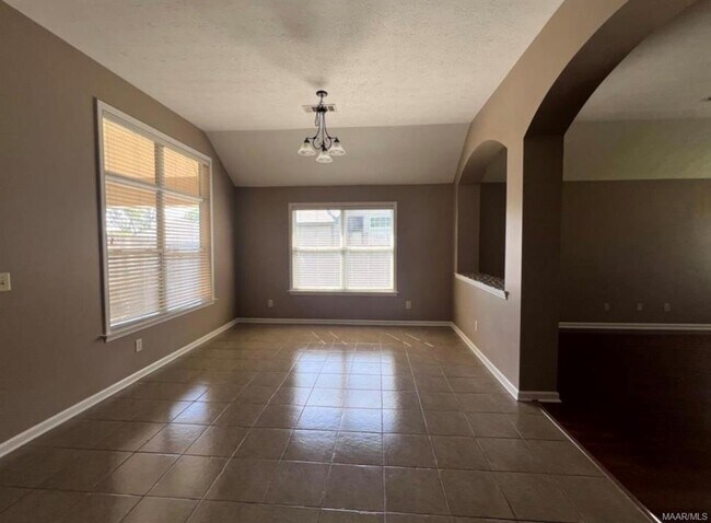 Building Photo - 701 Stoneybrooke Way