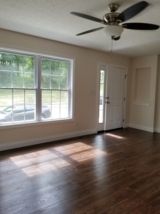Building Photo - Beautiful and Modern 3 Bed 2.5 bath Home!
