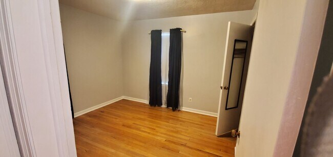 Building Photo - College View Cutie!