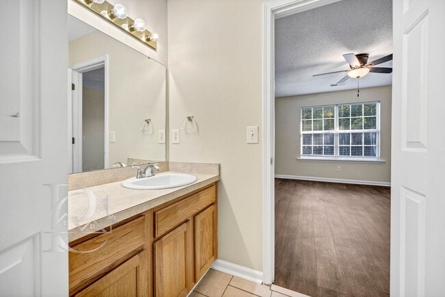 Building Photo - ONE STORY LIVING - MINUTES FROM EVERYTHING