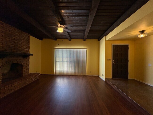 Building Photo - Mesa 2 Bedroom 1 Bath in Triplex Building