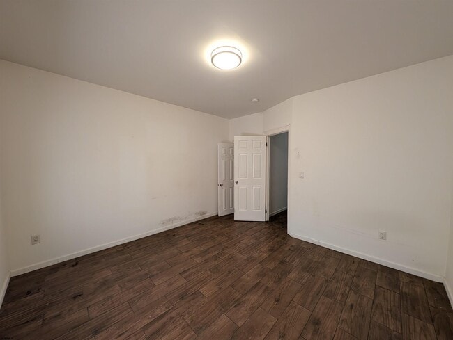 Building Photo - 105 S Albion Pl