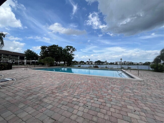 Building Photo - 212 Lake Pointe Dr