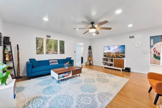Building Photo - SPACIOUS 4 BEDROOM/2 BATHROOM HOME FOR REN...