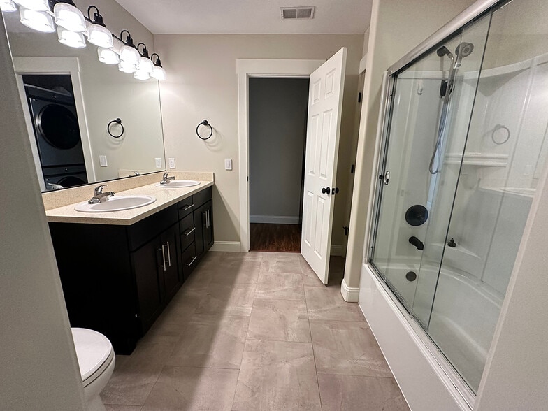 Building Photo - 330 S Cedar St