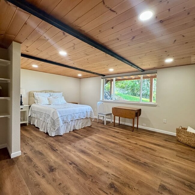 Building Photo - Beautiful lakeview home for rent