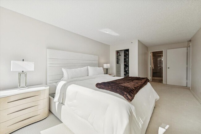 Building Photo - 1122 N Clark St