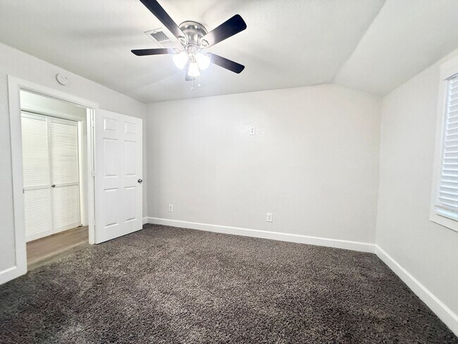 Building Photo - Stunning & Spacious 4/2 Home in Lake Jackson!