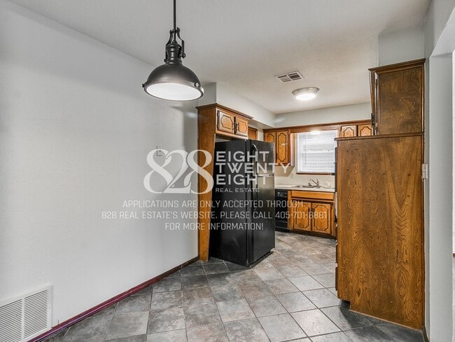 Building Photo - *COMING MAY 2026* Charming 3 Bed/1.5 Bath Single Family Home in West Norman