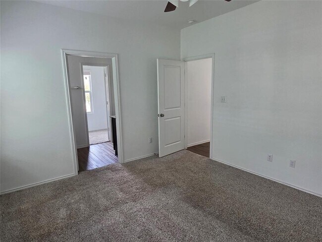 Building Photo - 1329 Weatherford Ln