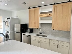 Building Photo - 406 SE 11th Ct