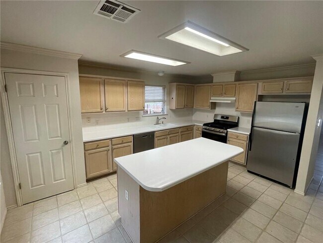 Building Photo - 613 Stallion Dr