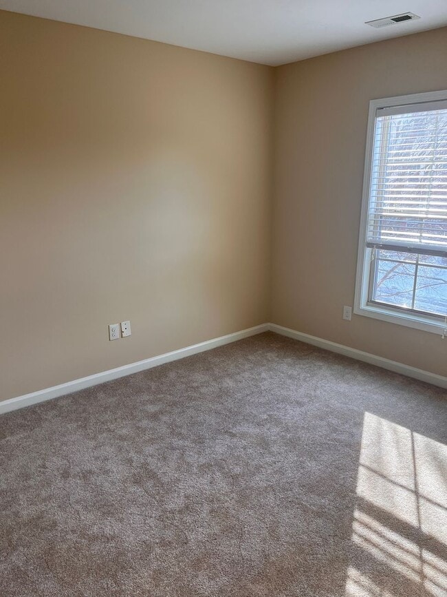Building Photo - 2030 Highland Village Dr