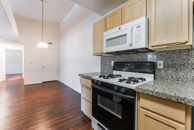 Building Photo - Gorgeous 3 Bedroom Seven Hills Condo For L...