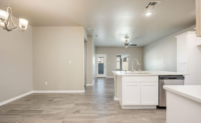 Building Photo - Luxurious 4-Bedroom Home Near Red Hawk Gol...