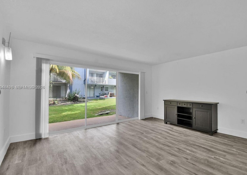 Building Photo - 9371 Fontainebleau Blvd