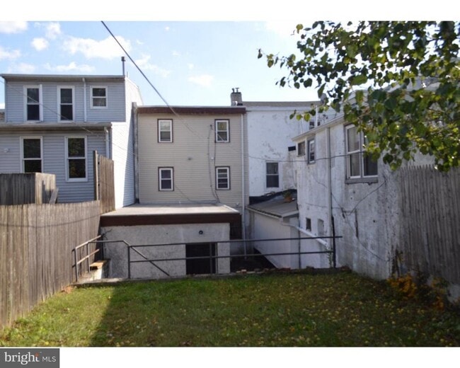 Building Photo - 217 E Market St