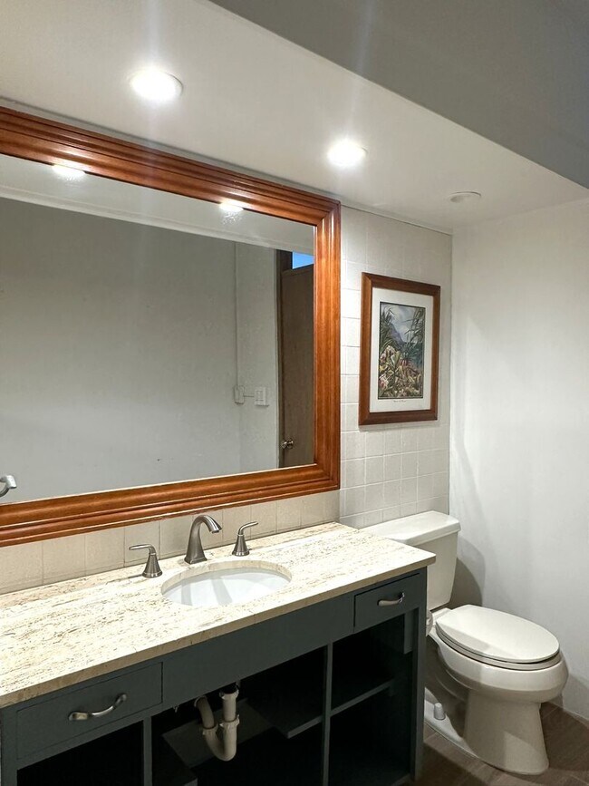 Building Photo - Gold Coast, Tropic Seas - 2BR/2BA/Street Parking Only