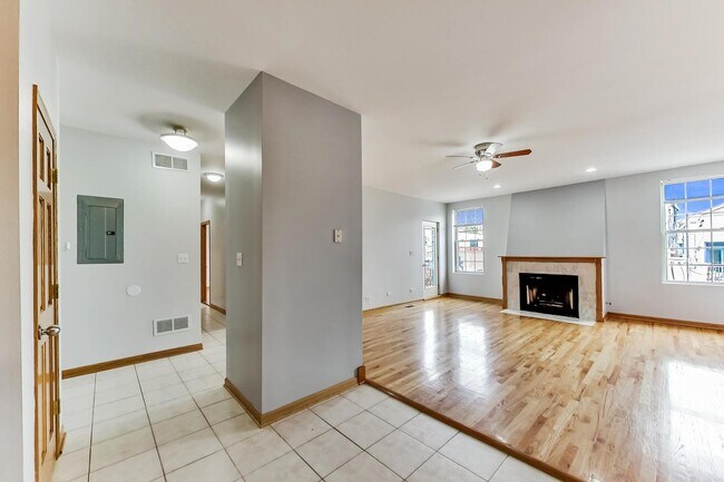 Building Photo - 2032 W Division St