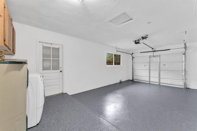 Building Photo - 7902 NW 70th Ct