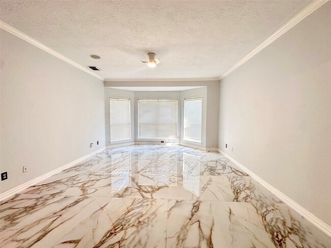 Building Photo - 2819 Lake Shore Harbour Dr