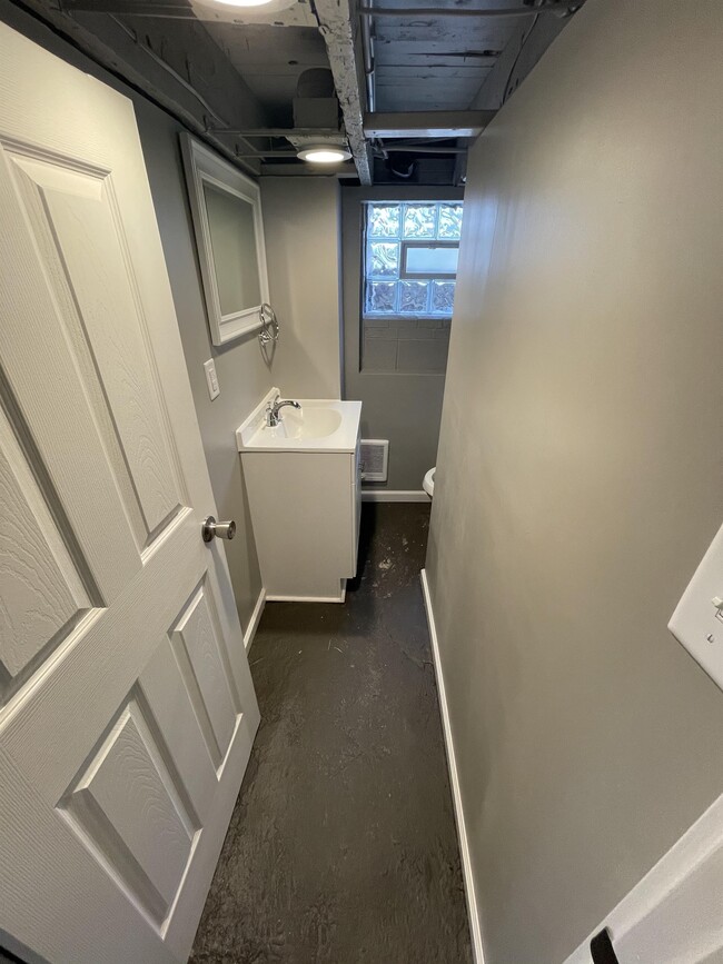 Building Photo - 628 Sidney St