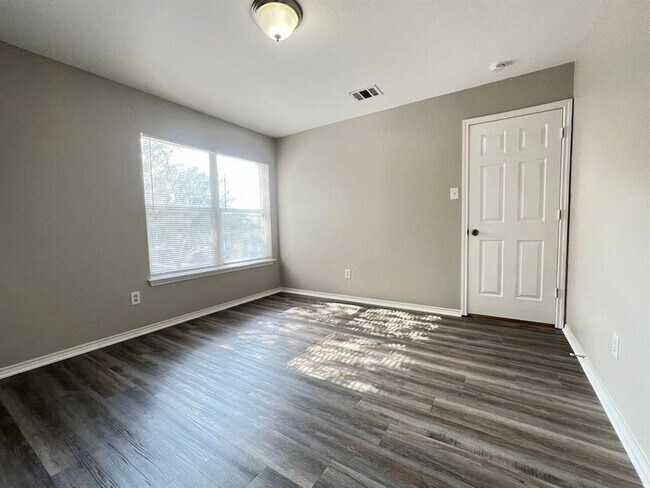 Building Photo - 13120 Dearbonne Dr