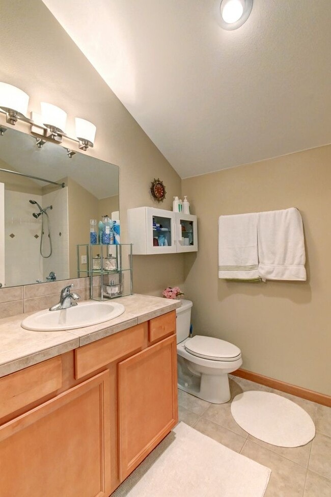 Building Photo - Immaculate Townhome with Private Patio!