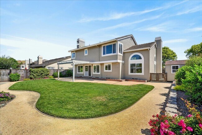 Building Photo - Toro Sunshine Expansive 4 Bed/ 3 Bath Home!