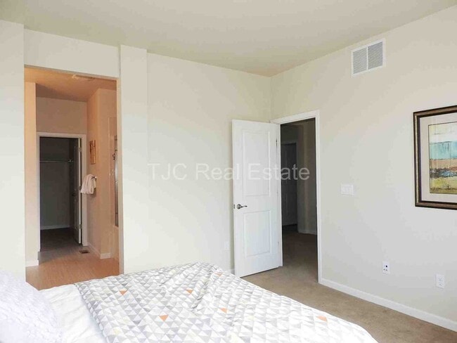 Building Photo - Central Park Town Home for Rent!