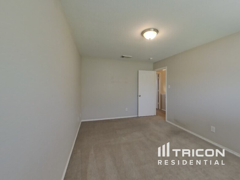 Building Photo - 7814 Cortland Oak