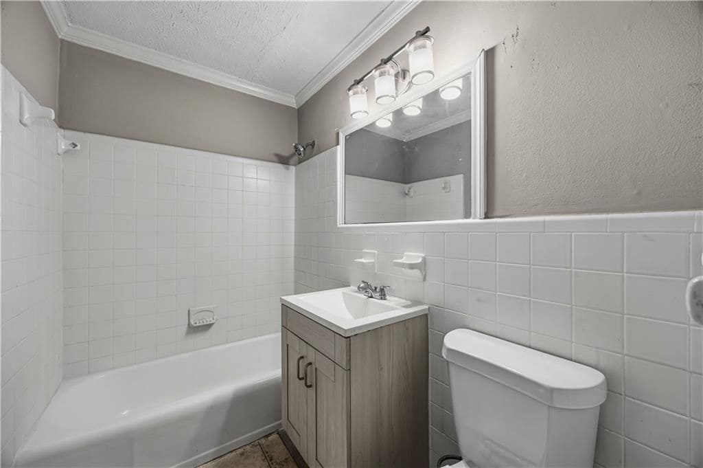 Building Photo - 21 Delmont Dr NE