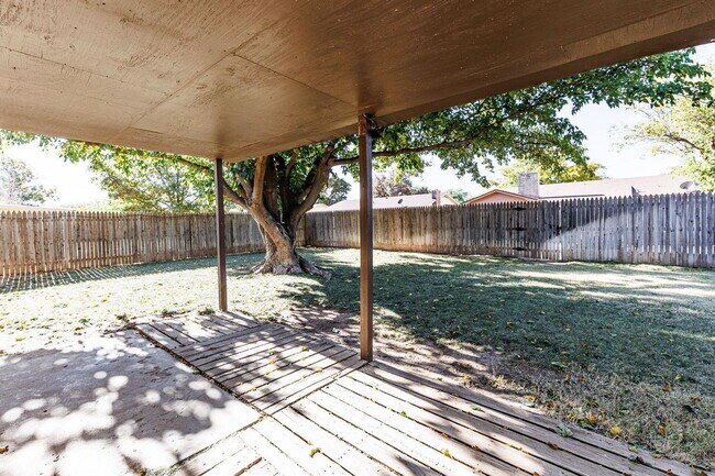 Building Photo - "Spacious 4-Bedroom Haven with 2 Full Bath...