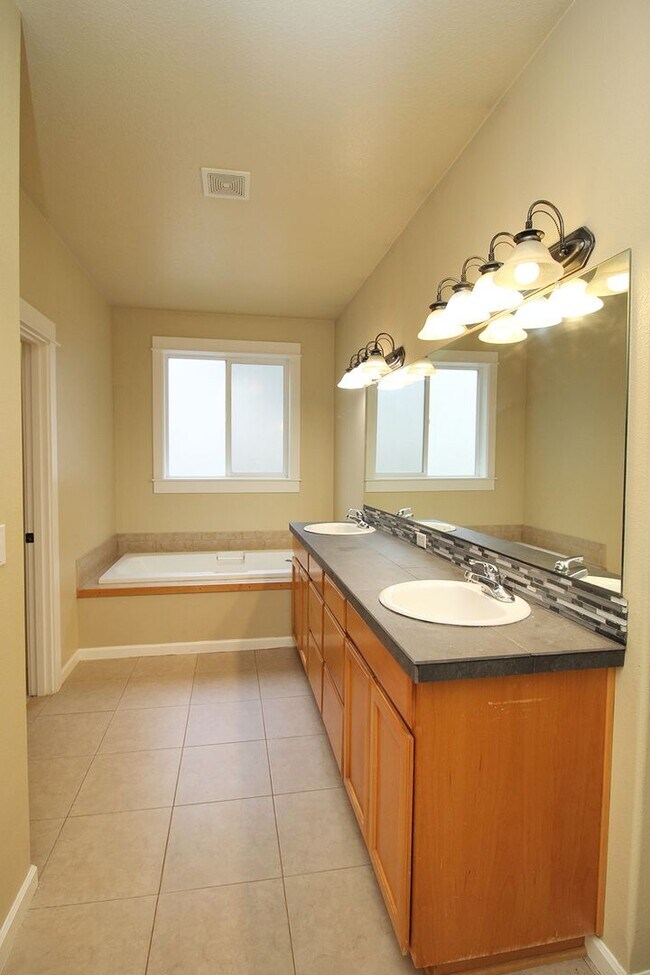 Building Photo - Alluring 4 Bedroom, 2.5 Bathroom Modern ho...