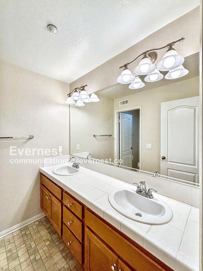 Building Photo - 10435 Whitcomb Way