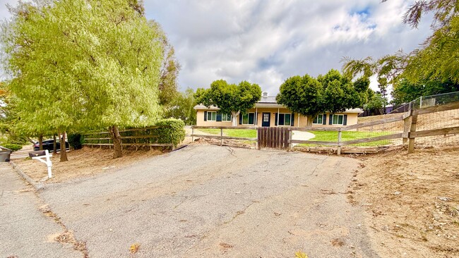 Building Photo - Nicely Updated Single-Story on quiet cul-de-sac Street just Minutes to Downtown Fallbrook!