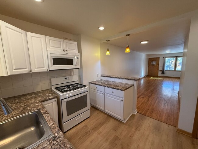 Building Photo - 3BR off 50th and Center