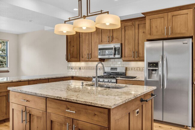 Building Photo - Stunning Mountain Retreat