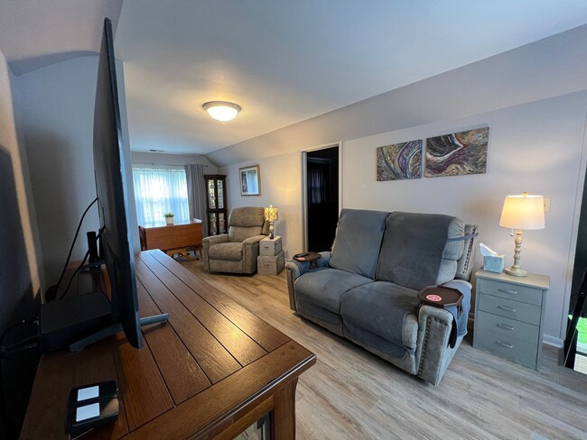 Building Photo - Fully Furnished 1 Bedroom, 1 Bathroom Dupl...