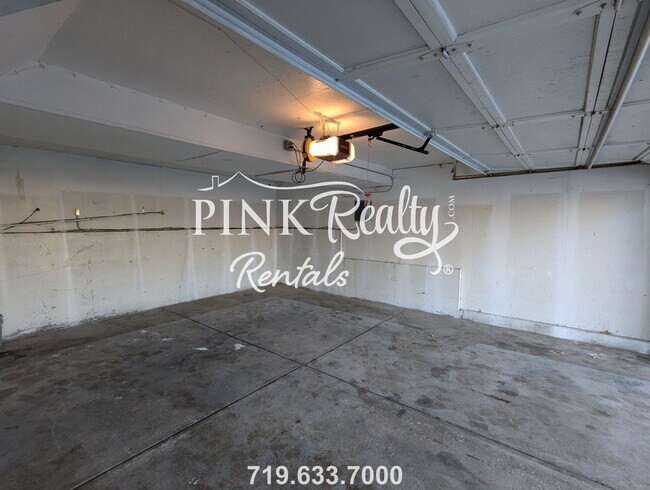 Building Photo - Beautiful 4 Bedroom 2 Bathroom Home!