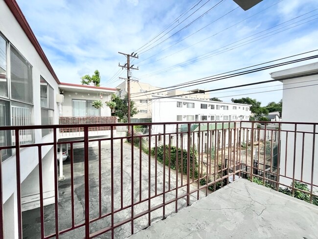Building Photo - 1142 N Orange Grove Ave
