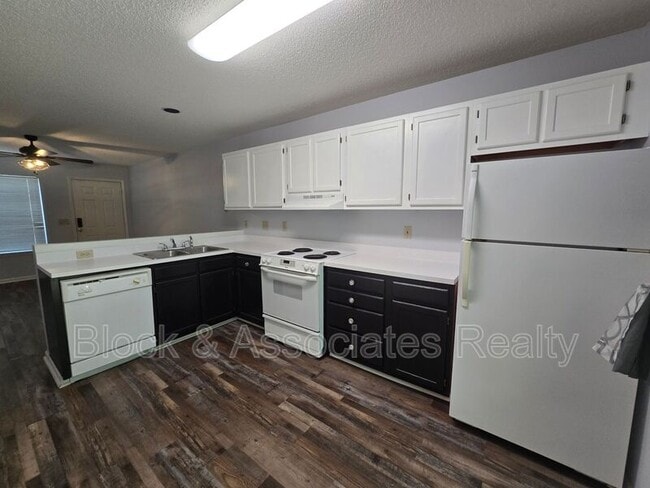 Building Photo - 606 English Ct