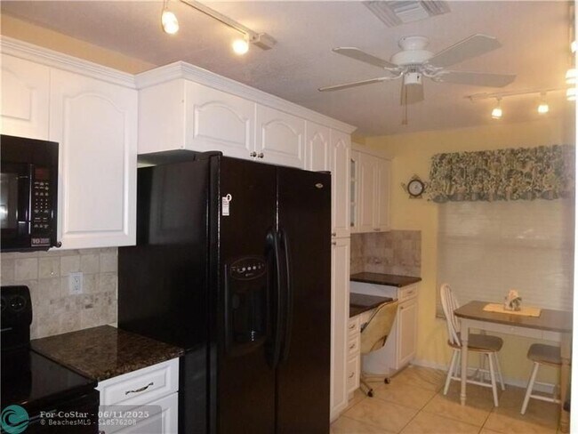 Building Photo - 7426 Pinewalk Dr S