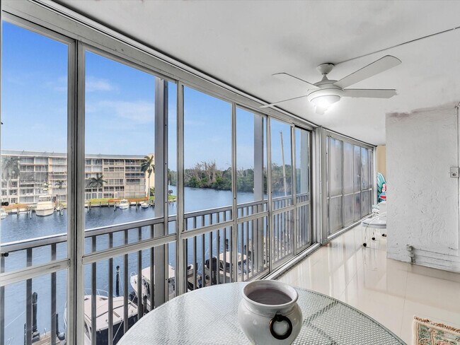 Building Photo - 1537 E Hillsboro Blvd