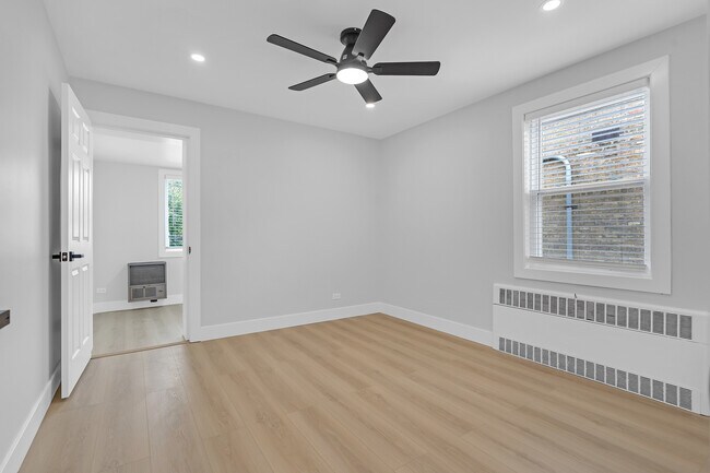 Building Photo - 2712 W Balmoral Ave