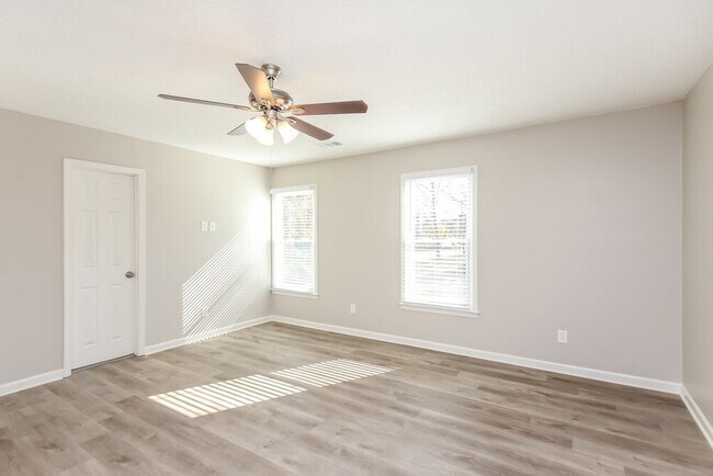 Building Photo - 340 Wayside Dr