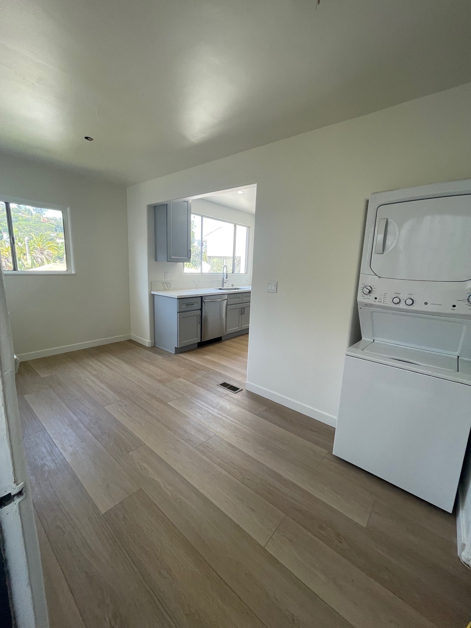 Building Photo - 3043 Hollycrest Dr