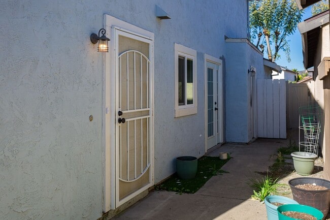 Building Photo - Charming Two Story Home!