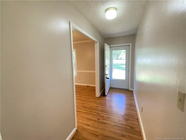 Building Photo - 21 Pineridge Dr